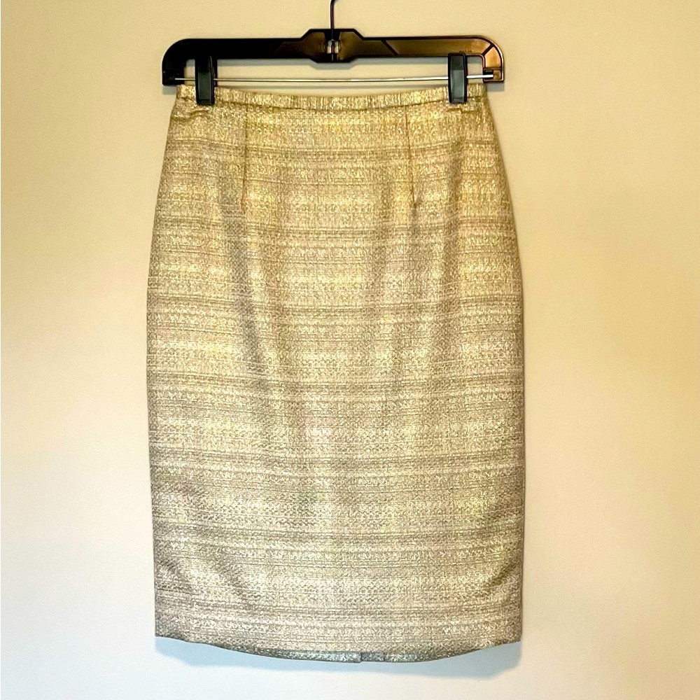 Classic gold tone Ann Taylor skirt, size 2. NWT